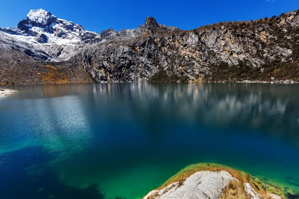 Bellissimo paesaggio montano in Cordigliera Huayhuash — Foto Stock