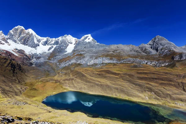 Hermoso paisaje de montaña en la Cordillera Huayhuash —  Fotos de Stock