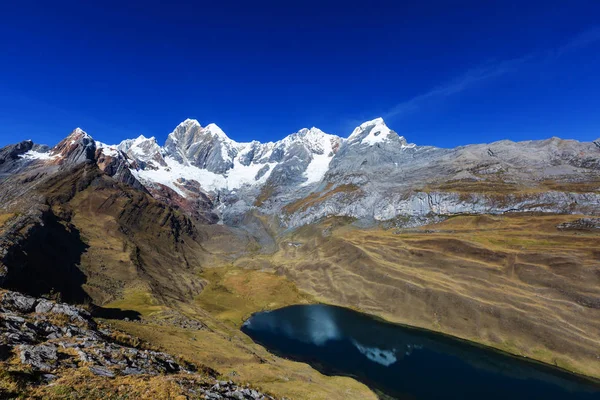 Pięknych górskich krajobrazów w Cordillera Huayhuash — Zdjęcie stockowe
