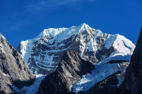 Beautiful mountain landscape in Cordillera Huayhuash — Stock Photo, Image