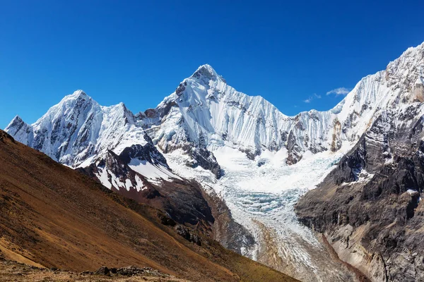 Huayhuash 山脈の美しい山の風景 — ストック写真