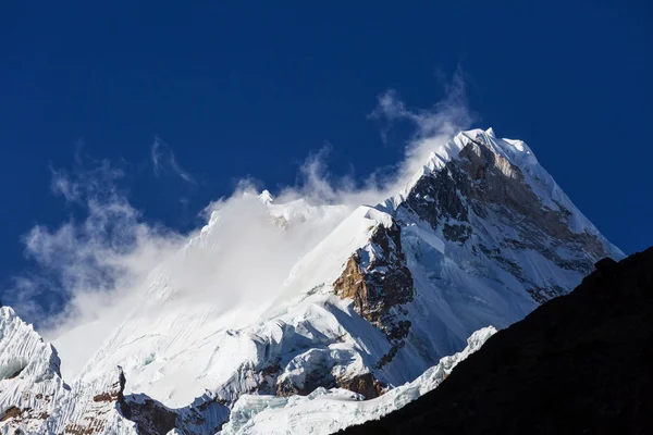 Wunderschöne berglandschaft in cordillera huayhuash — Stockfoto