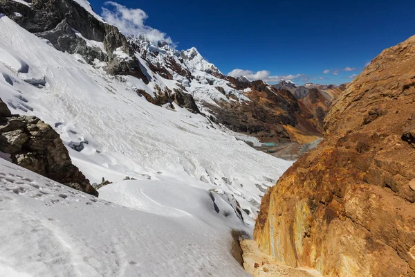 Hermoso paisaje de montaña en la Cordillera Huayhuash —  Fotos de Stock