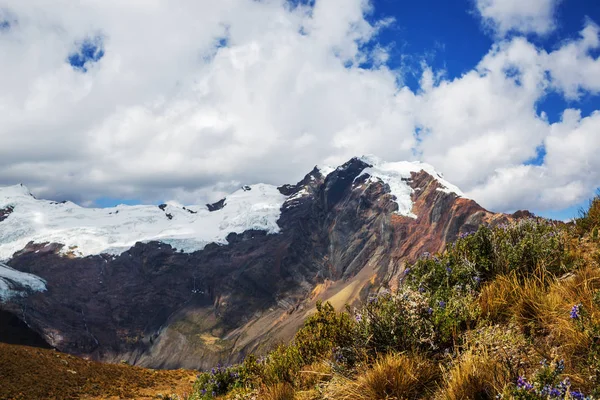 Bela paisagem montanhosa em Cordillera Huayhuash — Fotografia de Stock
