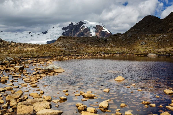 Bellissimo paesaggio montano in Cordigliera Huayhuash — Foto Stock