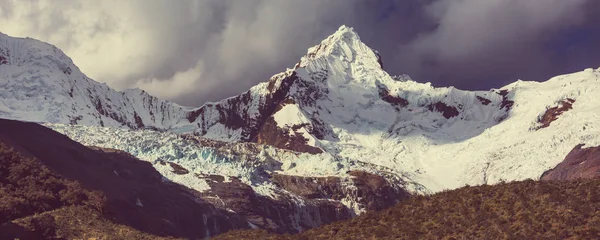 Hermoso paisaje de montaña en la Cordillera Huayhuash — Foto de Stock
