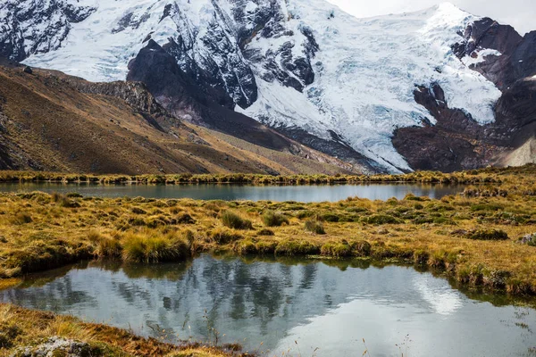 Hermoso paisaje de montaña en la Cordillera Huayhuash — Foto de Stock