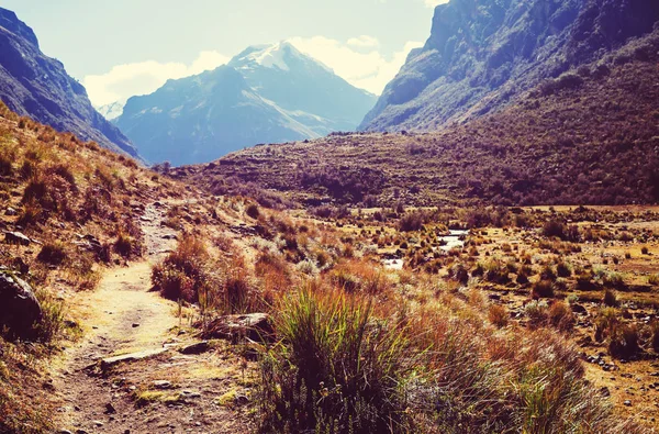 Hermoso paisaje de montaña en la Cordillera Huayhuash — Foto de Stock