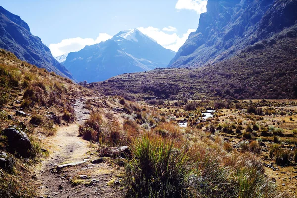 Wunderschöne berglandschaft in cordillera huayhuash — Stockfoto