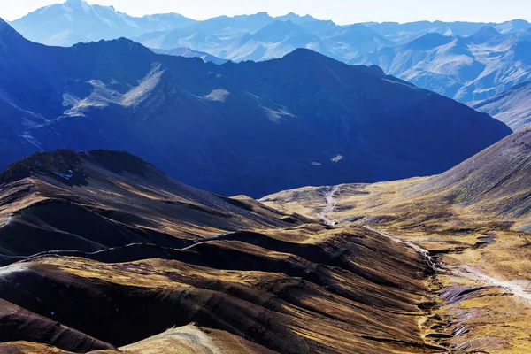 Красивый горный пейзаж в Кордильере Huayhuash — стоковое фото