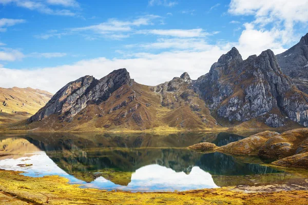 Vakkert fjellandskap i Cordillera Huayhuash – stockfoto