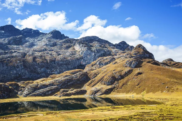 Huayhuash 山脈の美しい山の風景 — ストック写真