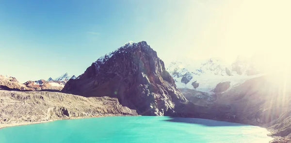 Bela paisagem montanhosa em Cordillera Huayhuash — Fotografia de Stock