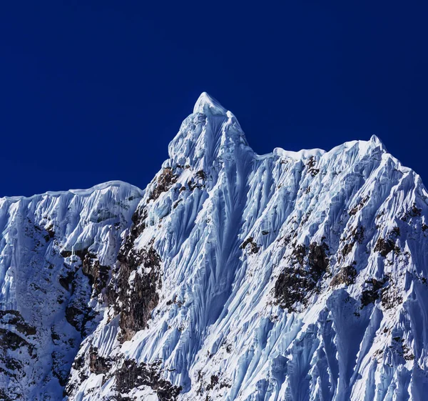 Hermoso paisaje de montaña en la Cordillera Huayhuash — Foto de Stock