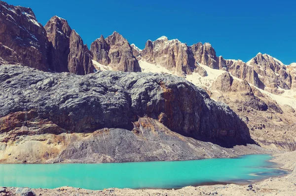 Wunderschöne berglandschaft in cordillera huayhuash — Stockfoto