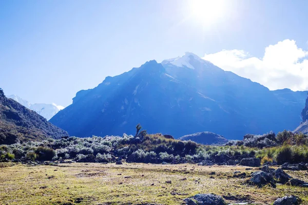 Vackra bergslandskap i Cordillera Huayhuash — Stockfoto