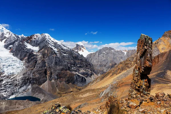 Bela paisagem montanhosa em Cordillera Huayhuash — Fotografia de Stock