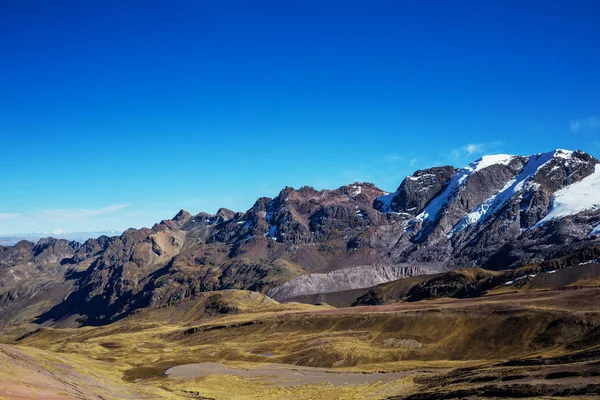 Beautiful mountain landscape in Cordillera Huayhuash — Stock Photo, Image