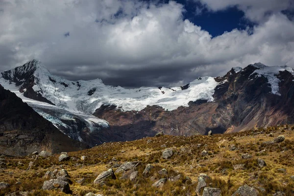 Huayhuash 山脈の美しい山の風景 — ストック写真