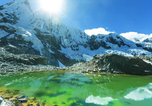 Bela paisagem montanhosa em Cordillera Huayhuash — Fotografia de Stock