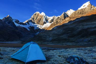 Cordillera dağlarında yürüyüş sahne