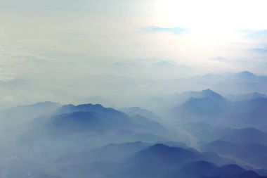 Bulutlar dağlar siluet