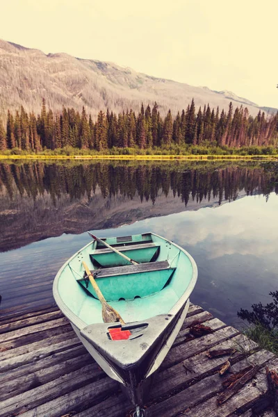 Escena serena junto al lago de montaña en Canadá —  Fotos de Stock