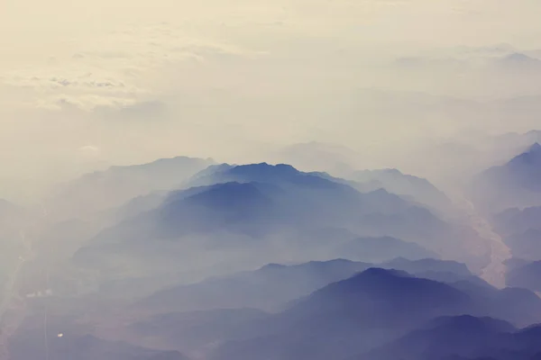 Silueta de las montañas en las nubes — Foto de Stock