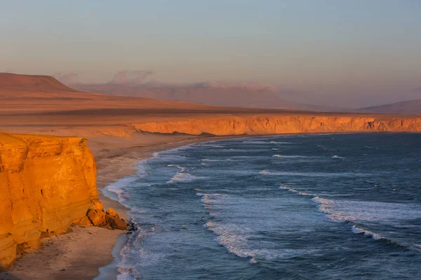 Gyönyörű tengerpart táj, a Paracas nemzeti tartalék — Stock Fotó