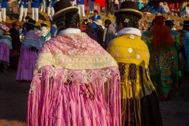 Şehir sokaklarında Perulu insanlar