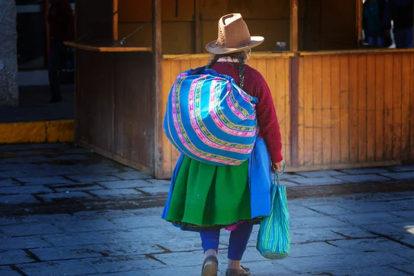 Peruvian people in city street — Stock Photo, Image