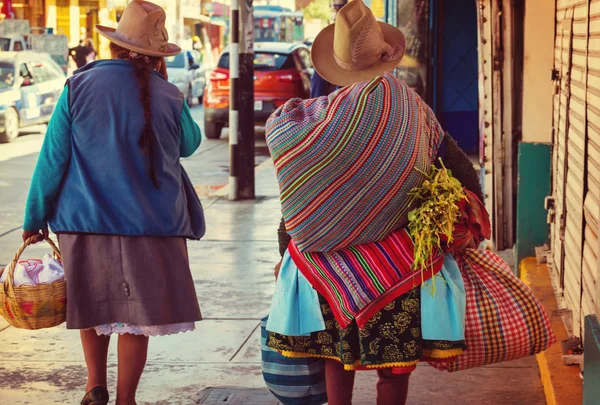 Peruanos en calle de la ciudad — Foto de Stock