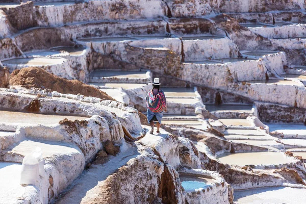 Femme aux étangs de sel de Maras — Photo