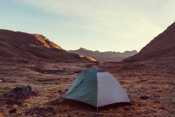 Hickers tält i bergen — Stockfoto