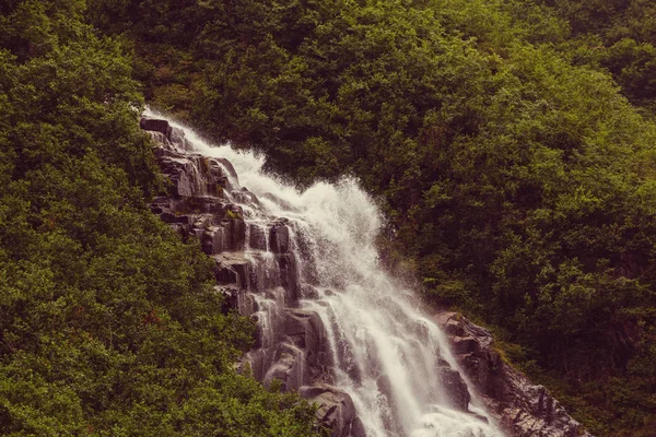 Malowniczy wodospad na Alasce — Zdjęcie stockowe
