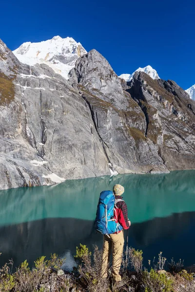 Hombre excursionista en Perú — Foto de Stock