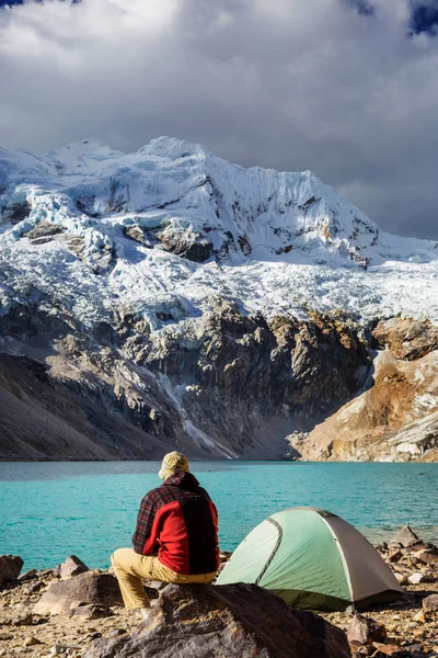 Hombre excursionista en Perú — Foto de Stock