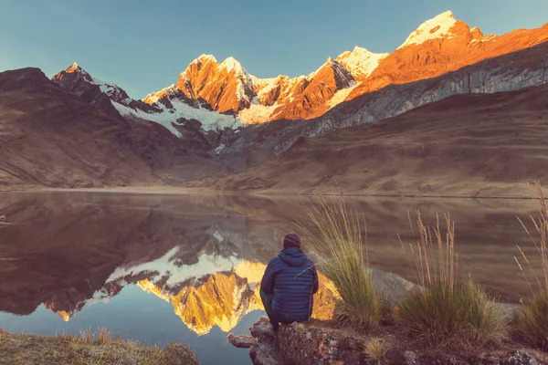 Homme randonneur au Pérou — Photo