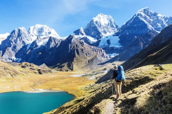 Hombre excursionista en Perú — Foto de Stock