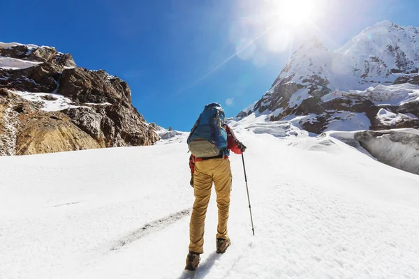 Man hiker in Peru — Stock Photo, Image