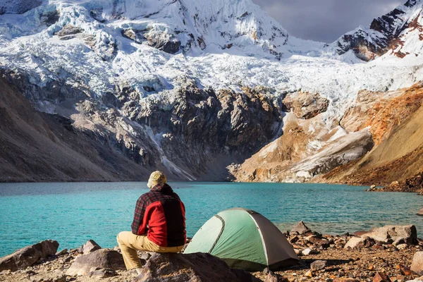 Hombre excursionista en Perú — Foto de Stock