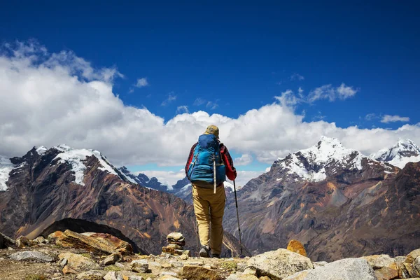 Hombre excursionista en Perú — Foto de Stock