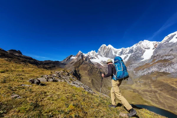 Hombre excursionista en Perú — Foto de Stock