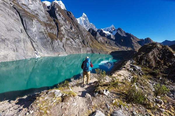 Hombre excursionista en Perú — Foto de Stock