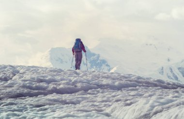 Uzun yürüyüşe çıkan kimse Wrangell-St. Elias Milli Parkı'nda