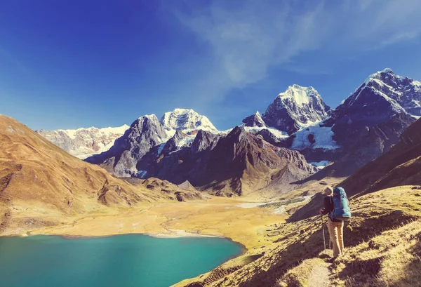 Hombre excursionista en Perú — Foto de Stock