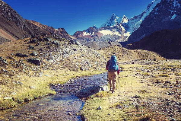 Hombre excursionista en Perú — Foto de Stock