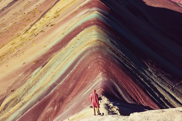 Escena de senderismo en Vinicunca, Región del Cusco, Perú . — Foto de Stock