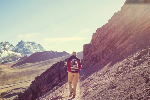 Wandelen scène in de Vinicunca, de regio Cusco, Peru. — Stockfoto