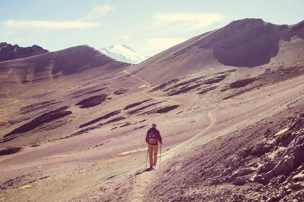 Vinicunca、クスコ地域、ペルーでハイキングのシーン. — ストック写真